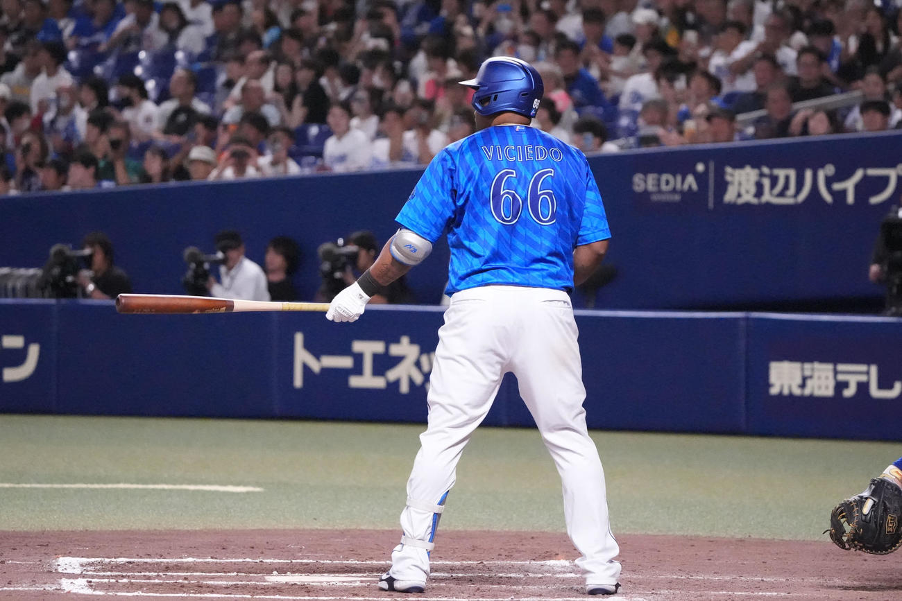 中日対DeNA 9回表DeNA無死、打席に立つビシエド（撮影・森本幸一）