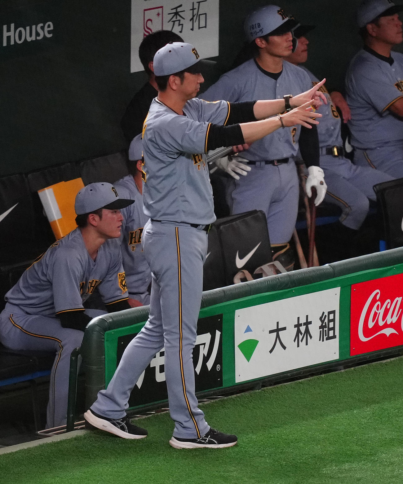 巨人対阪神　3回表阪神1死二、三塁、打者小幡が二塁アウトとなった場面でリクエストを行使する藤川監督（撮影・鈴木みどり）