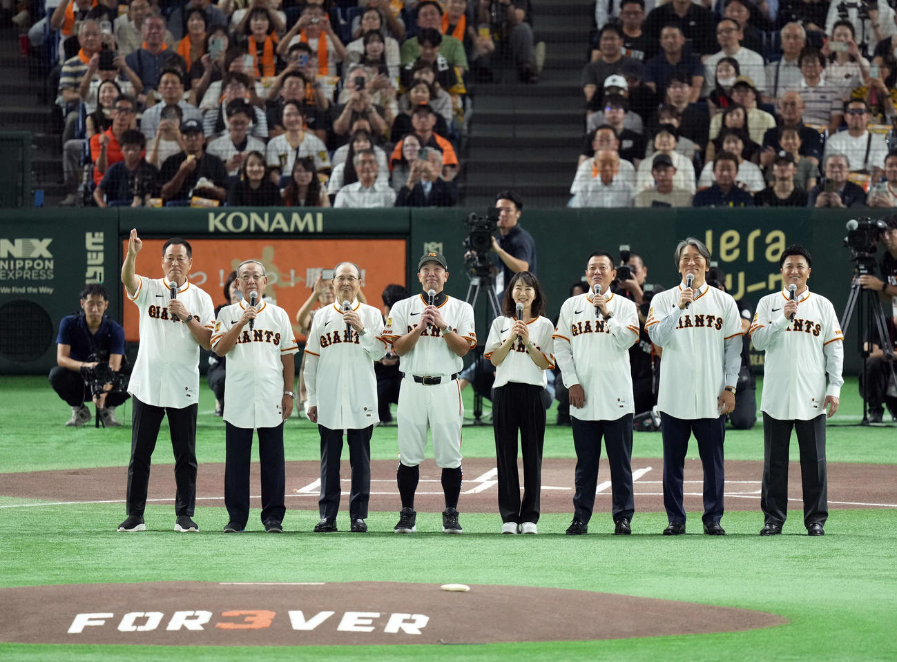 巨人対阪神　プレーボールの宣言をする、左から中畑清氏、堀内恒夫氏、王貞治氏、巨人阿部慎之助監督、長島三奈さん、原辰徳氏、松井秀喜氏、高橋由伸氏（撮影・たえ見朱実）