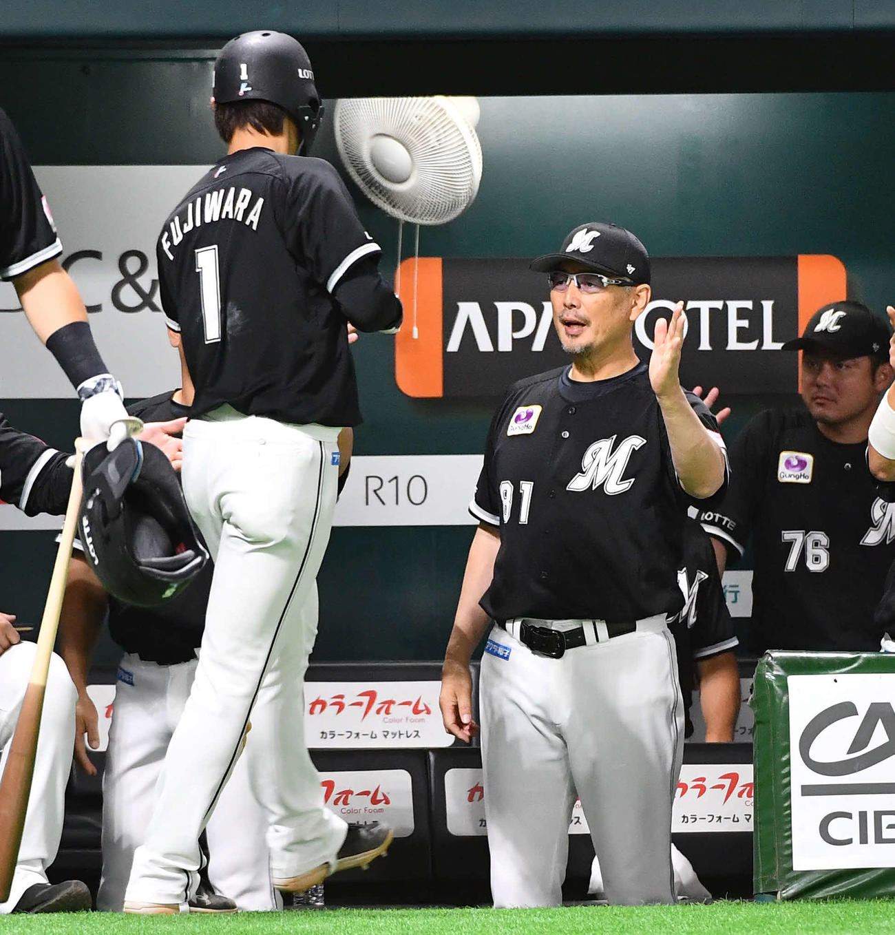 ソフトバンク対ロッテ　2回表ロッテ2死二、三塁、高部の右前2点適時打で生還した藤原（左）とタッチを交わす吉井監督（撮影・岩下翔太）