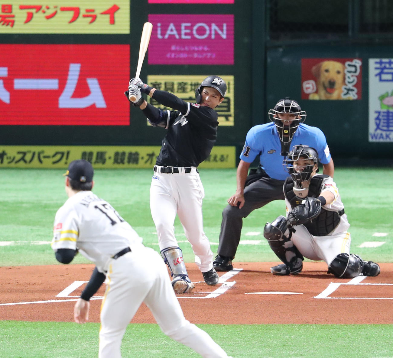 ソフトバンク対ロッテ　1回表ロッテ無死、	藤原は右前安打を放つ（撮影・梅根麻紀）