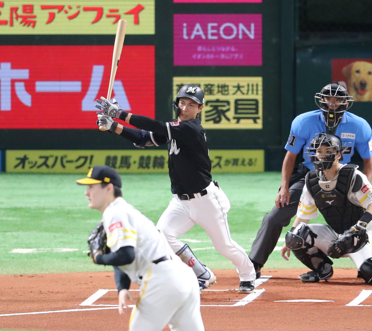 ソフトバンク対ロッテ　1回表ロッテ無死、	藤原は右前安打を放つ（撮影・梅根麻紀）