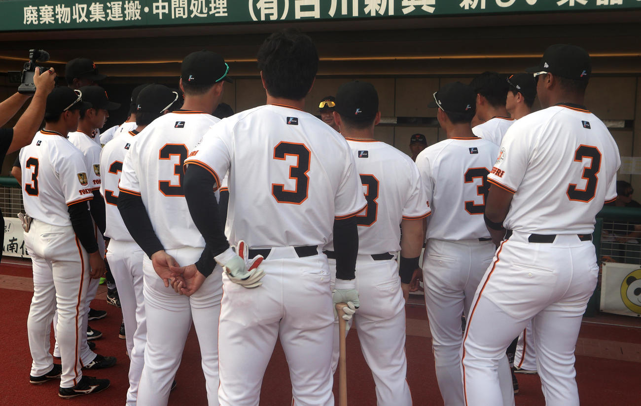 イースタンリーグ　巨人対西武　長嶋茂雄巨人終身名誉監督の追悼試合前に全員背番号3のユニホームを着用し円陣を組む巨人ナイン（撮影・水谷安孝）
