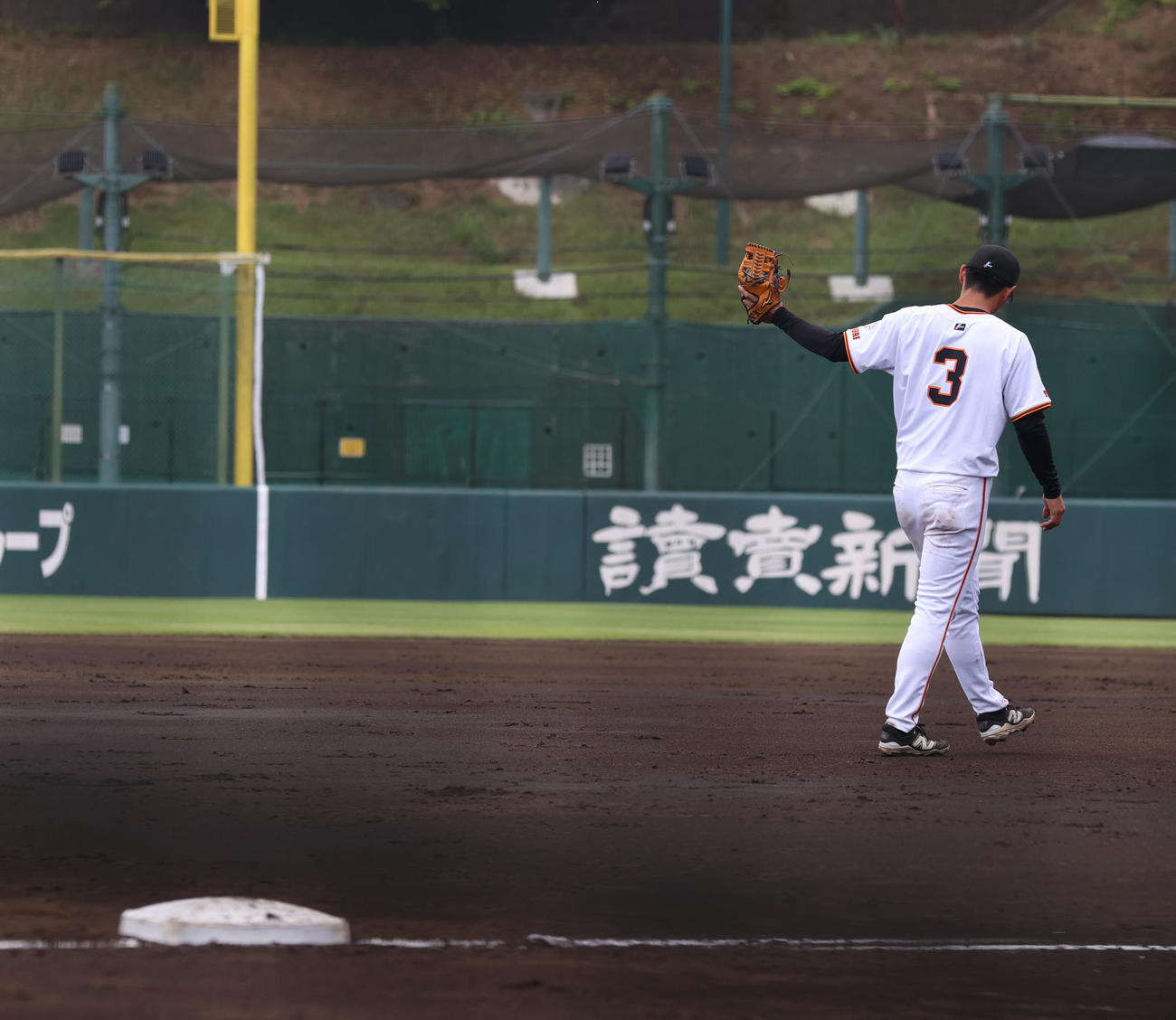 巨人3軍対慶大　長嶋茂雄巨人終身名誉監督の追悼試合で守備位置に付く巨人三塁手平山（撮影・水谷安孝）