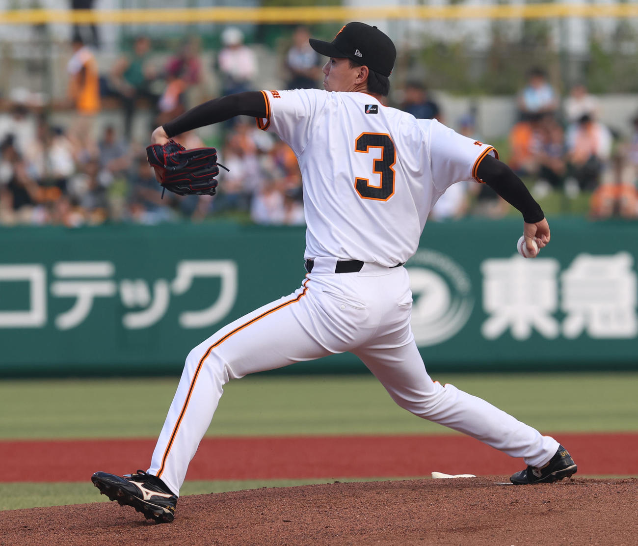イースタンリーグ　巨人対西武　背番号3を背負い力投する巨人先発の園田（撮影・水谷安孝）