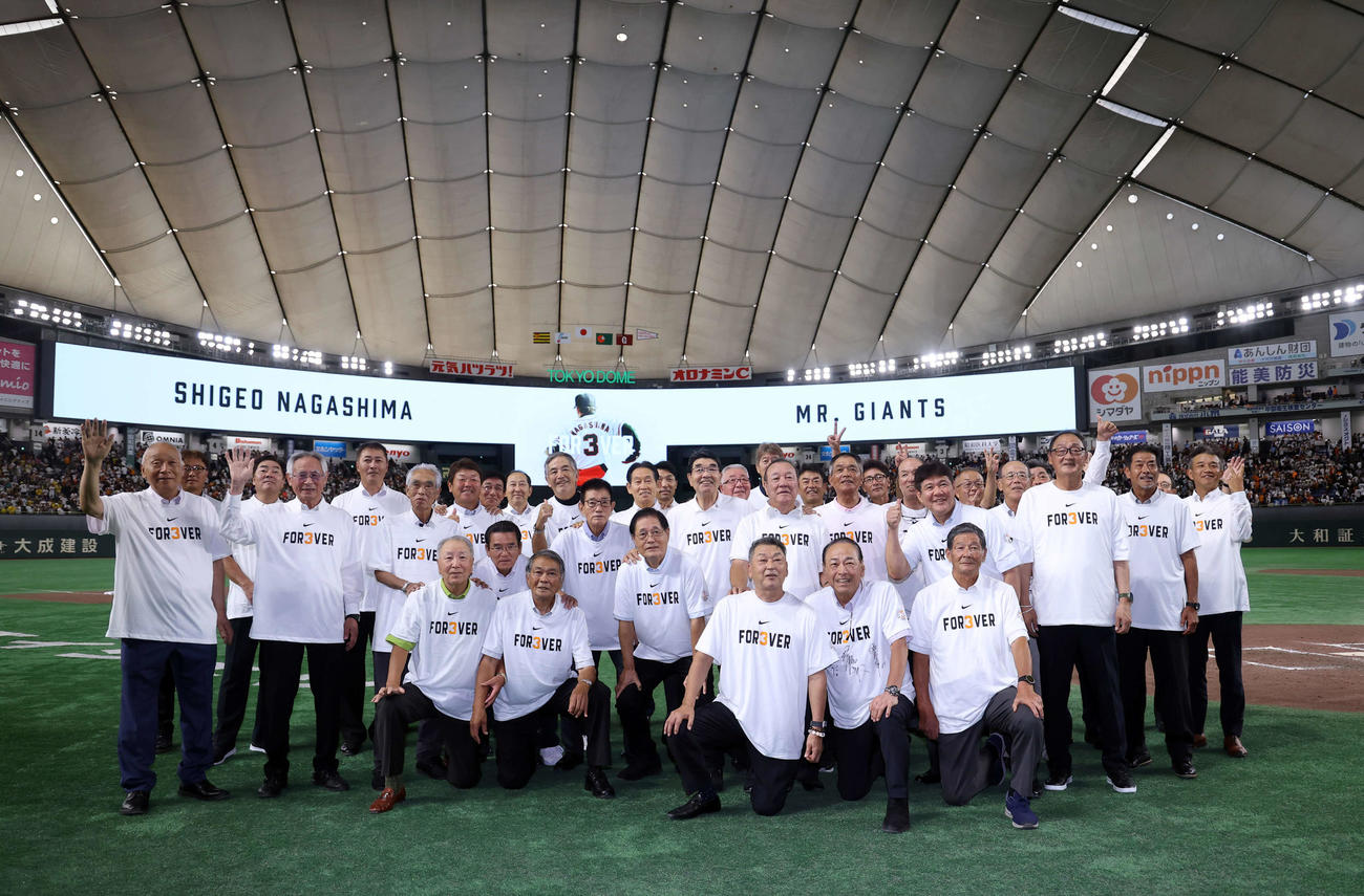 巨人対阪神　試合終了後、記念撮影する巨人OB