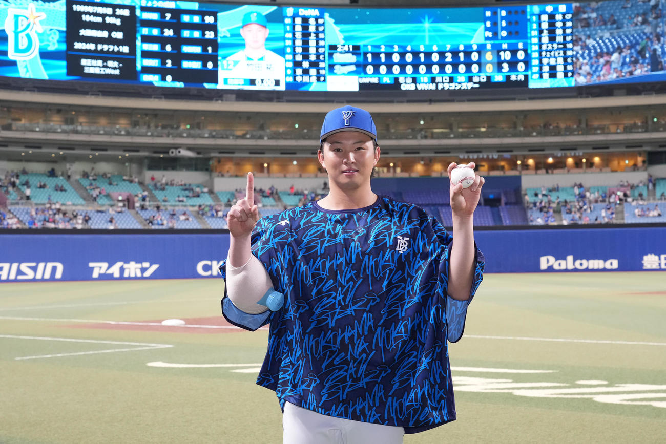 中日対DeNA　ヒーローインタビューを終え勝利球を手にポーズを決めるプロ初勝利の竹田（撮影・森本幸一）
