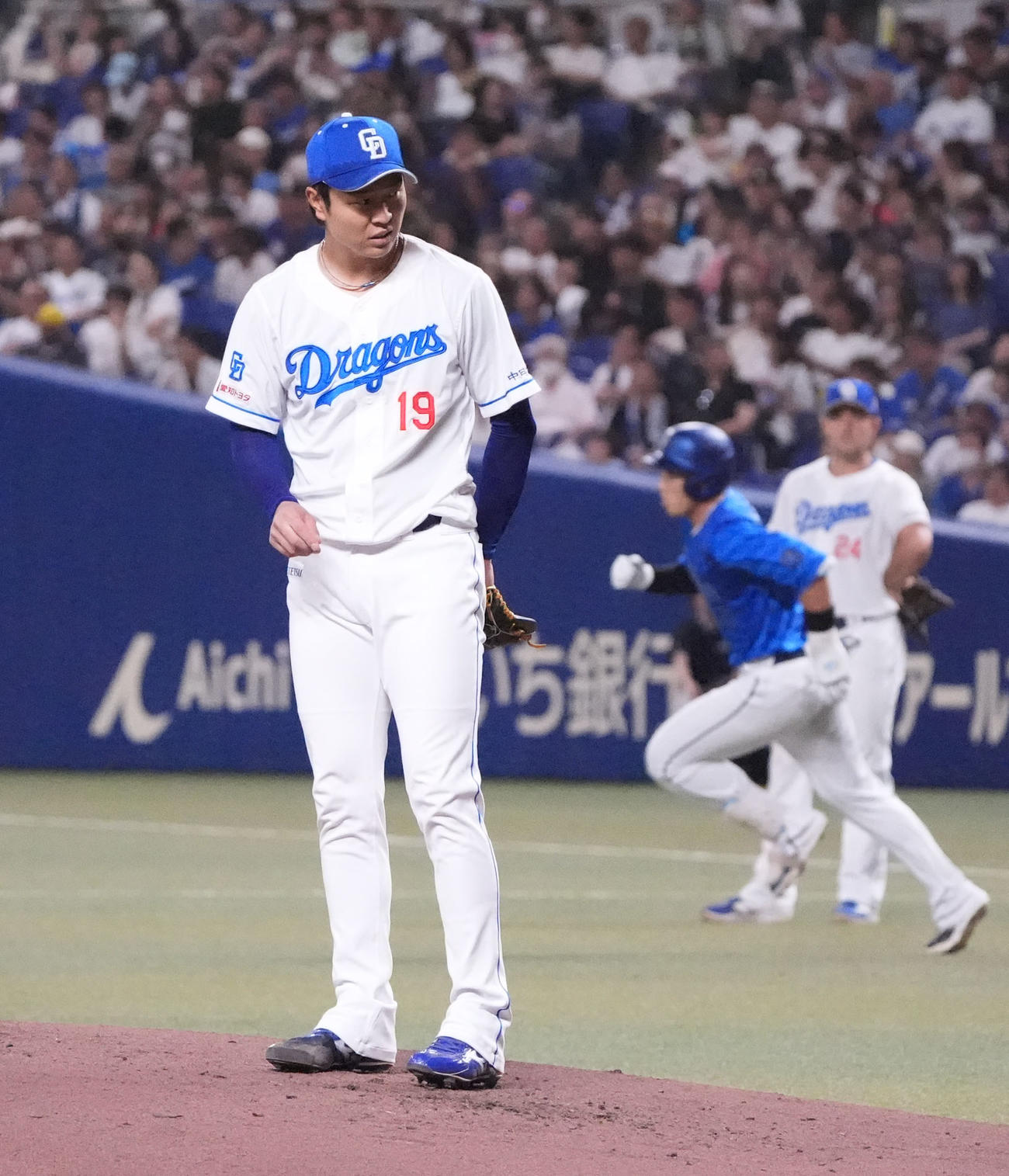 中日対DeNA 2回表DeNA無死、高橋宏（左）は山本に左越え本塁打を打たれる（撮影・森本幸一）