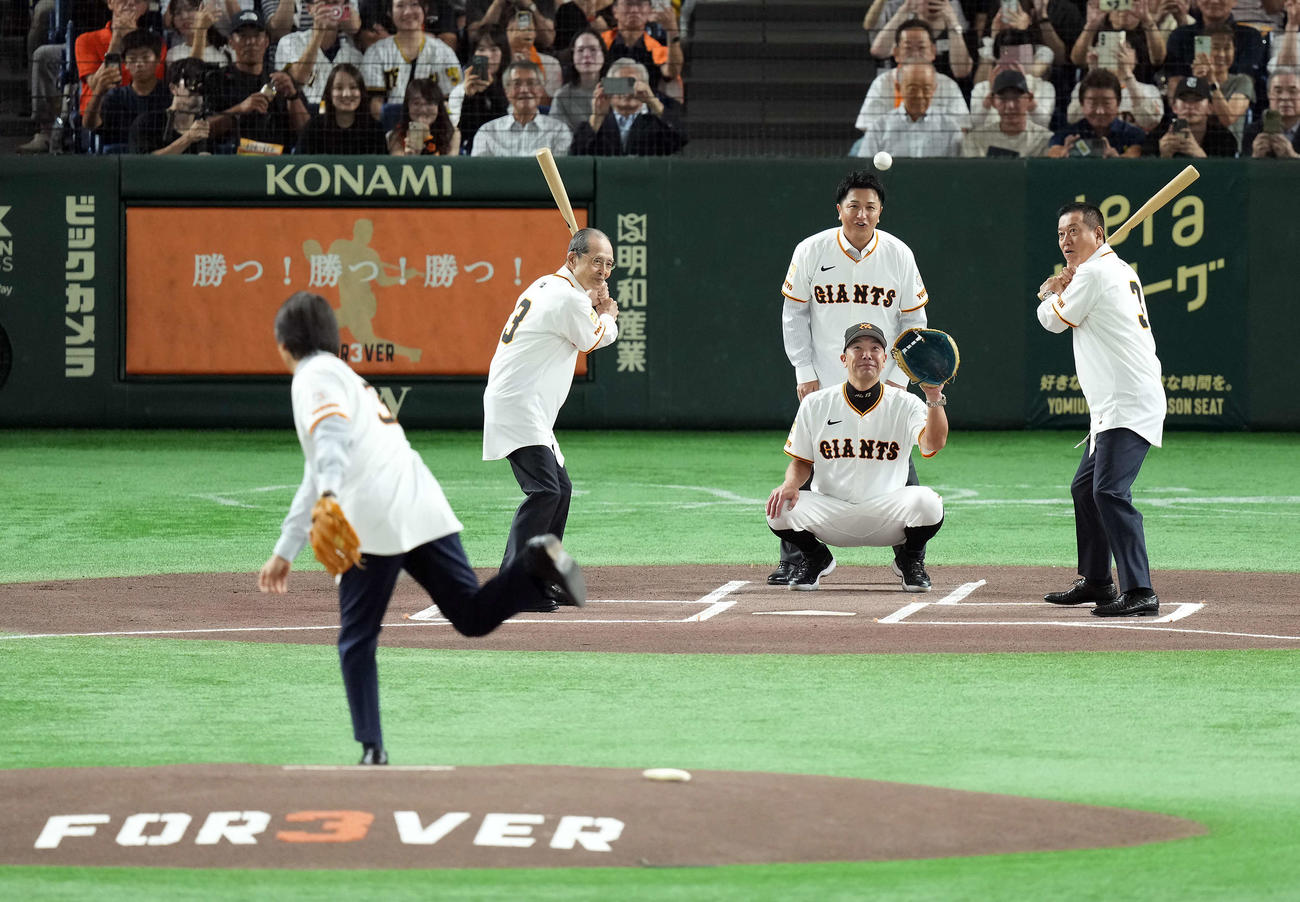 巨人対阪神　長嶋茂雄終身名誉監督追悼試合のセレモニアルピッチでバッターを務めた王貞治氏（左）と原辰徳氏。中央手前は捕手を務めた巨人阿部慎之助監督、後方は審判を務めた高橋由伸氏。投手は松井秀喜氏（撮影・たえ見朱実）