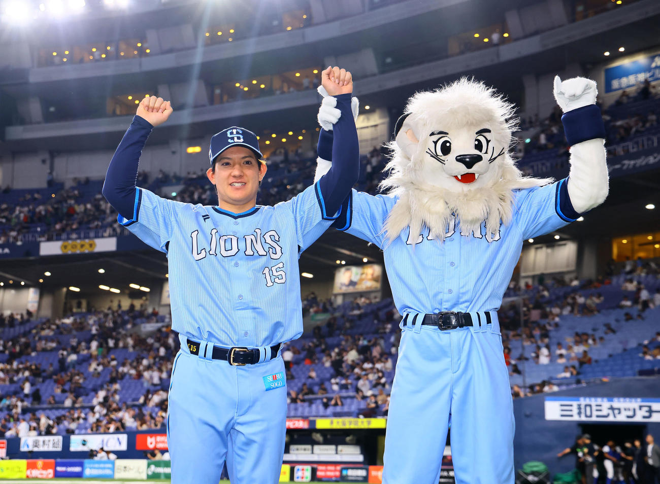 オリックス対西武　ヒーローインタビューを終え、ポーズをとる西武与座（撮影・藤尾明華）