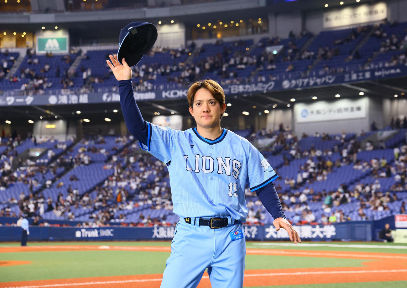 オリックス対西武　オリックスに勝利し、ファンに手を振る西武与座（撮影・藤尾明華）