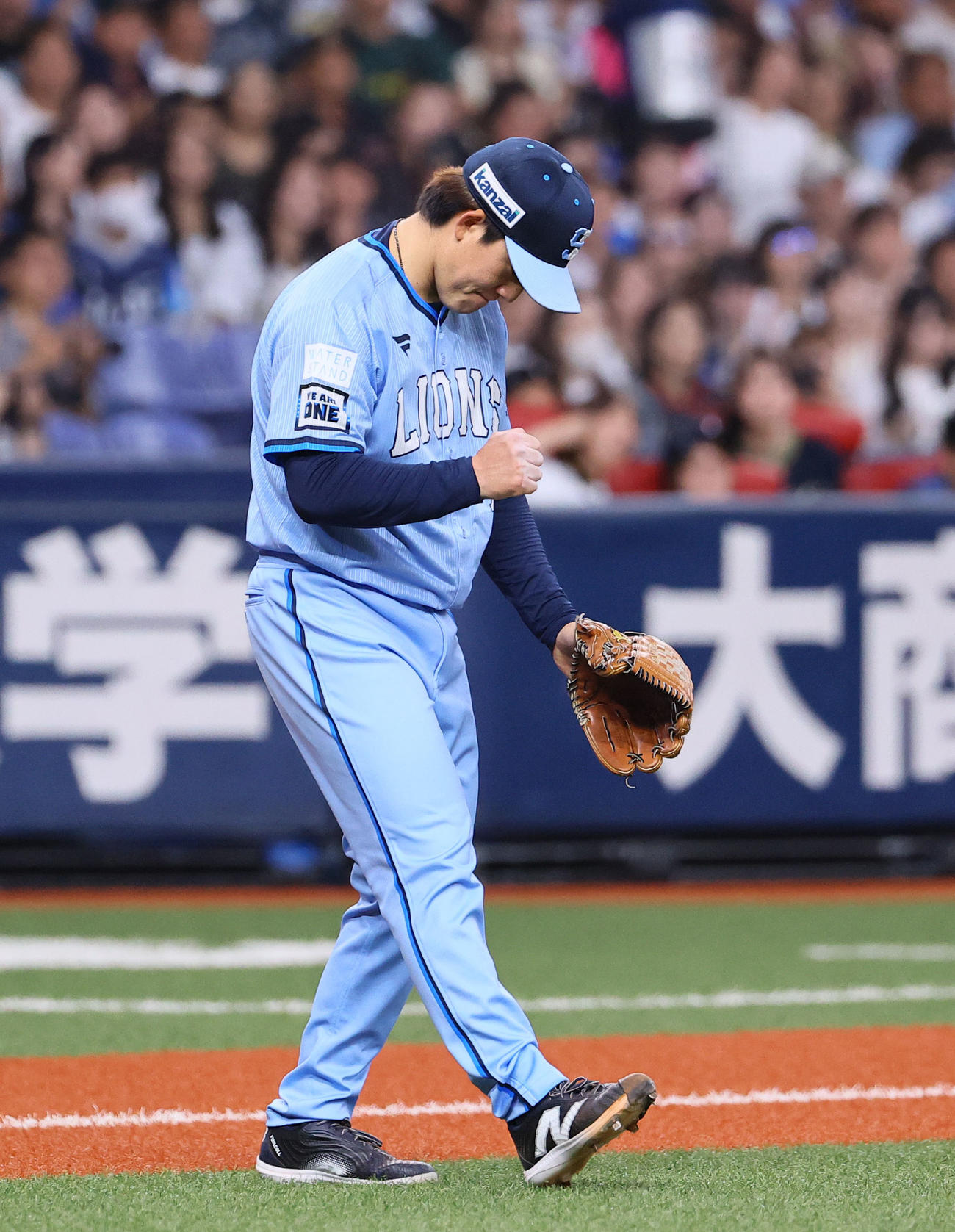 オリックス対西武　6回裏オリックス2死一、二塁、杉本を三ゴロに打ち取りガッツポーズをする与座（撮影・藤尾明華）