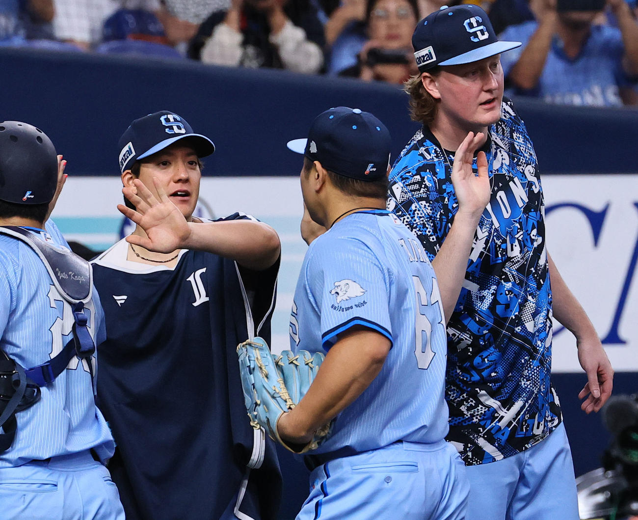 オリックス対西武　オリックスに勝利し、平良（中央）とタッチを交わす西武与座（左）。右はウィンゲンター（撮影・藤尾明華）