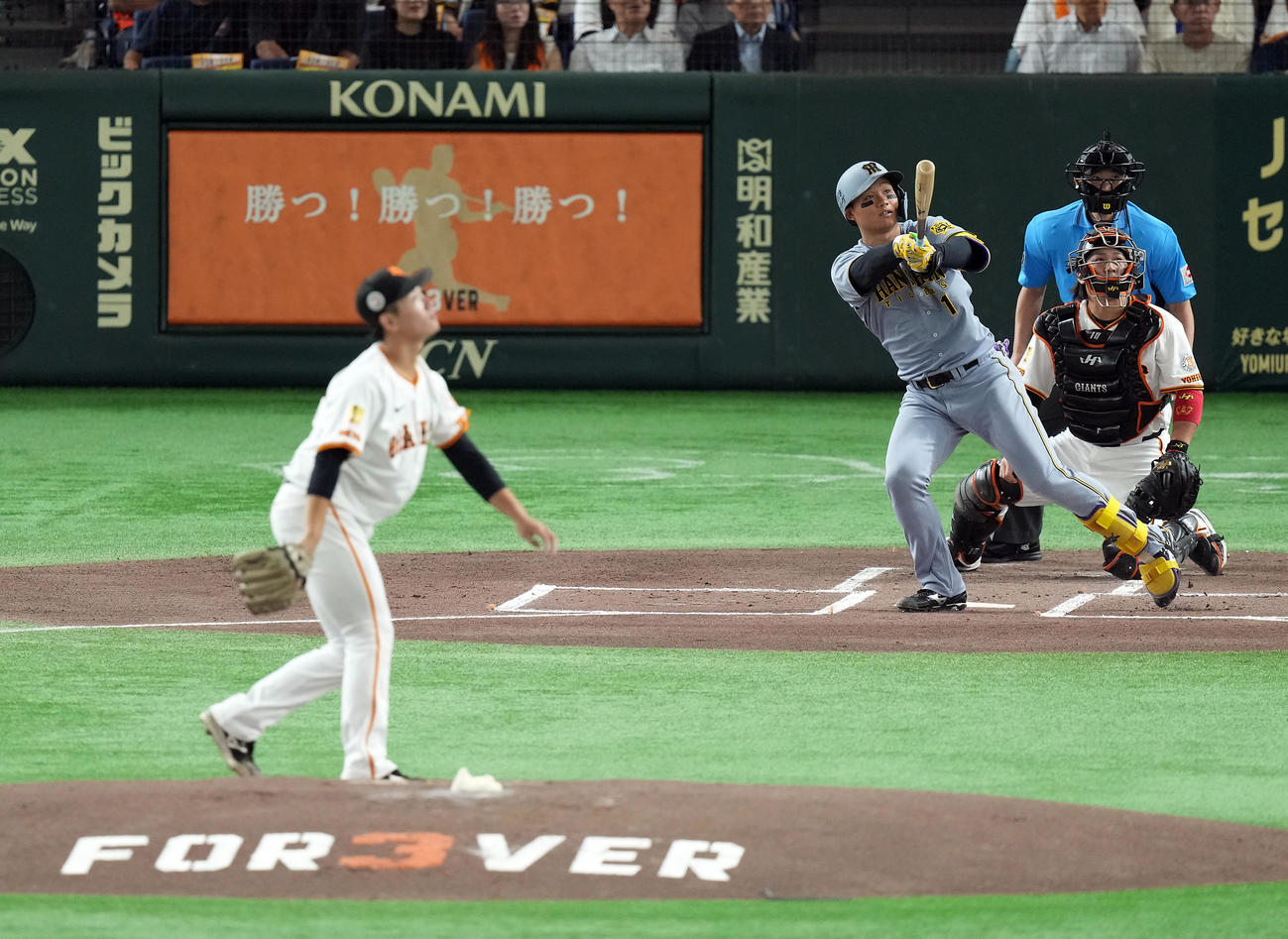 巨人対阪神　1回表阪神1死二塁、左越えに2点本塁打を放つ森下。投手井上（撮影・たえ見朱実）