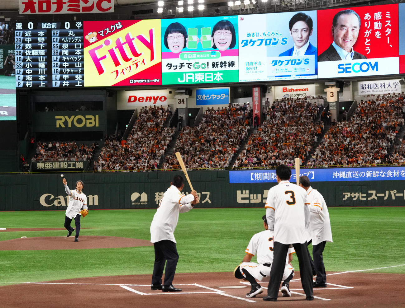 巨人対阪神　セレモニアルピッチで投球する松井秀喜氏。打席に立つのは王貞治氏（右）、原辰徳氏、捕手は巨人阿部監督、審判高橋由伸氏（撮影・鈴木みどり）