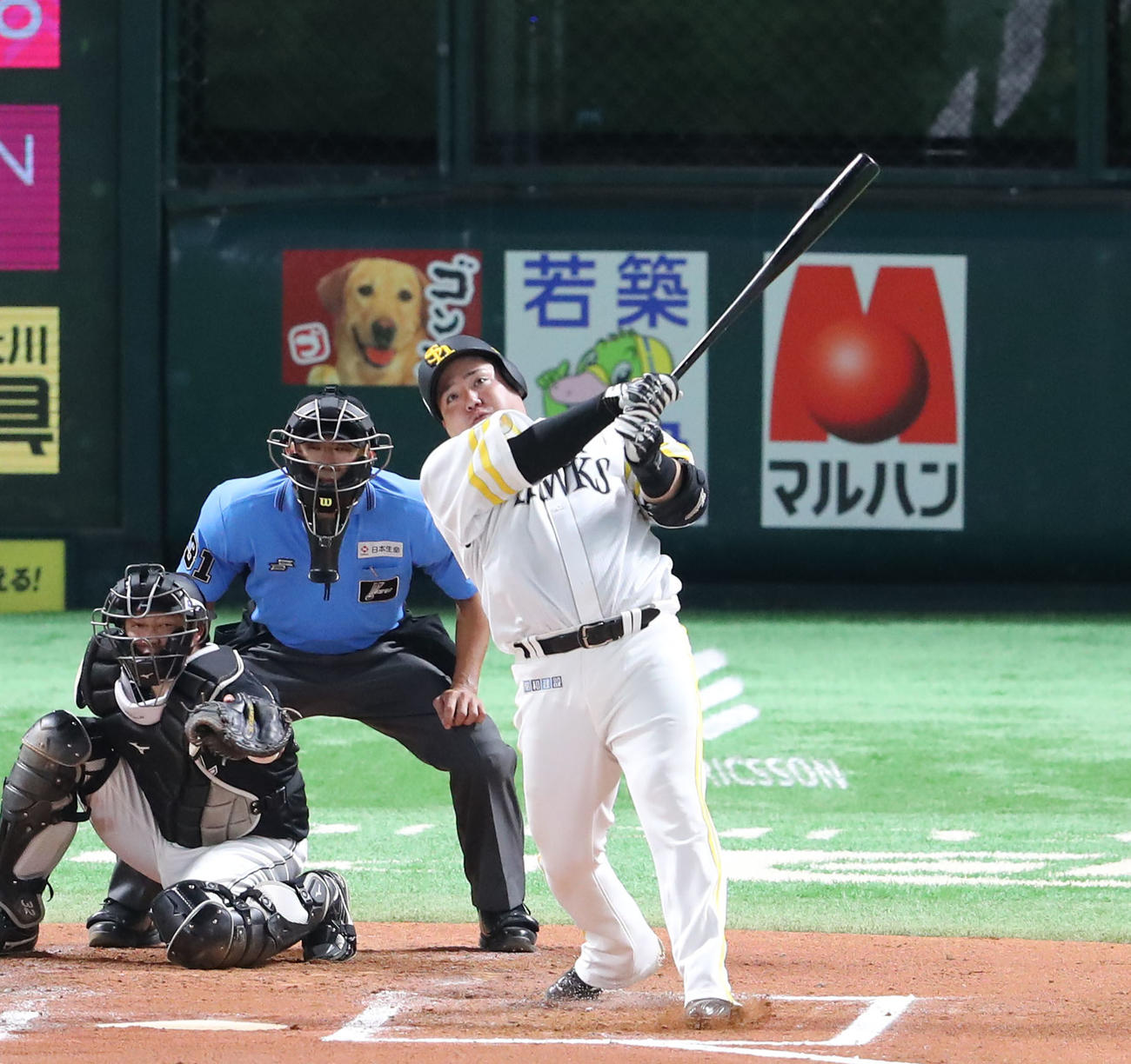 ソフトバンク対ロッテ　6回裏ソフトバンク1死、山川は左中間に本塁打を放つ（撮影・梅根麻紀）