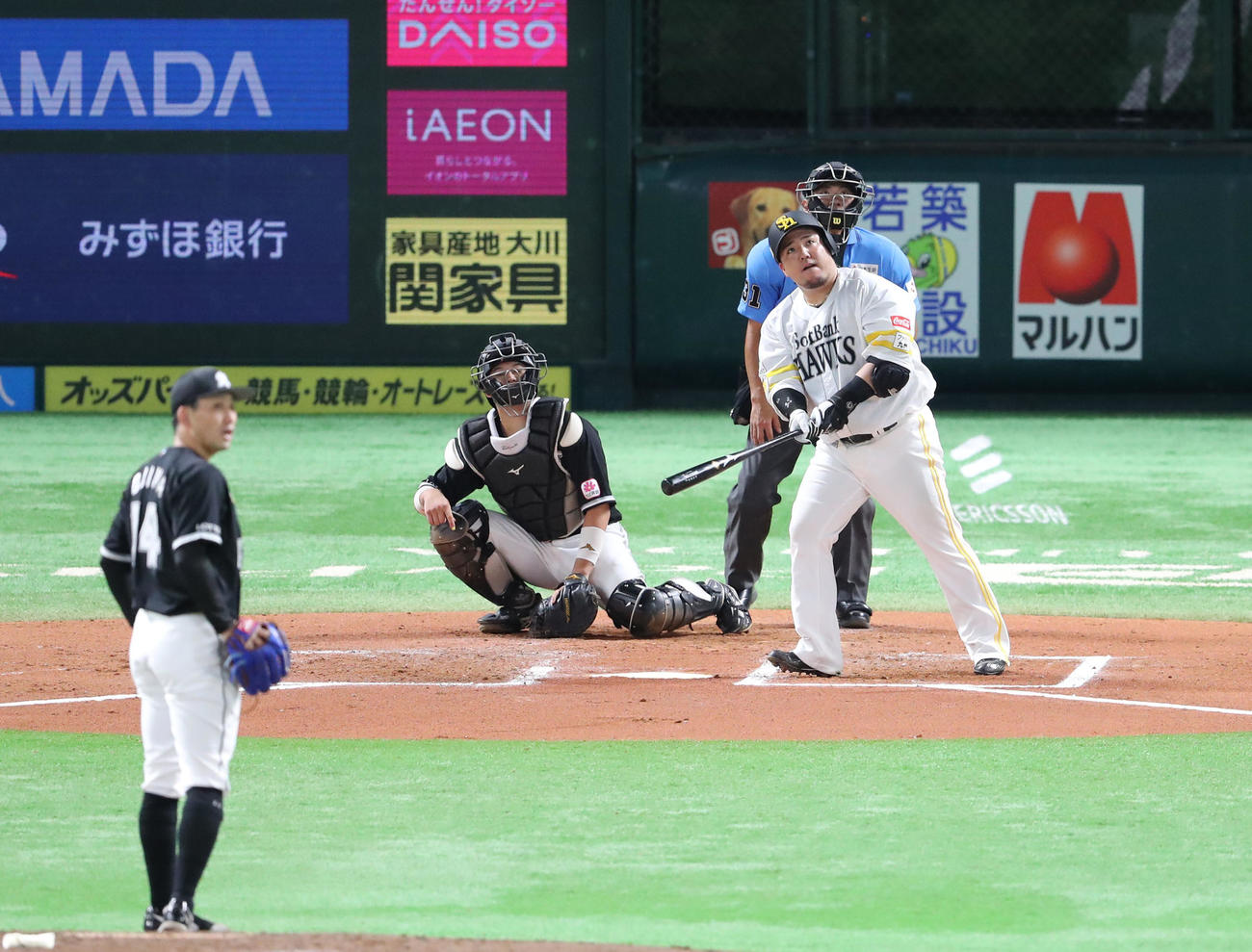 ソフトバンク対ロッテ　6回裏ソフトバンク1死、山川は左中間に本塁打を放つ（撮影・梅根麻紀）