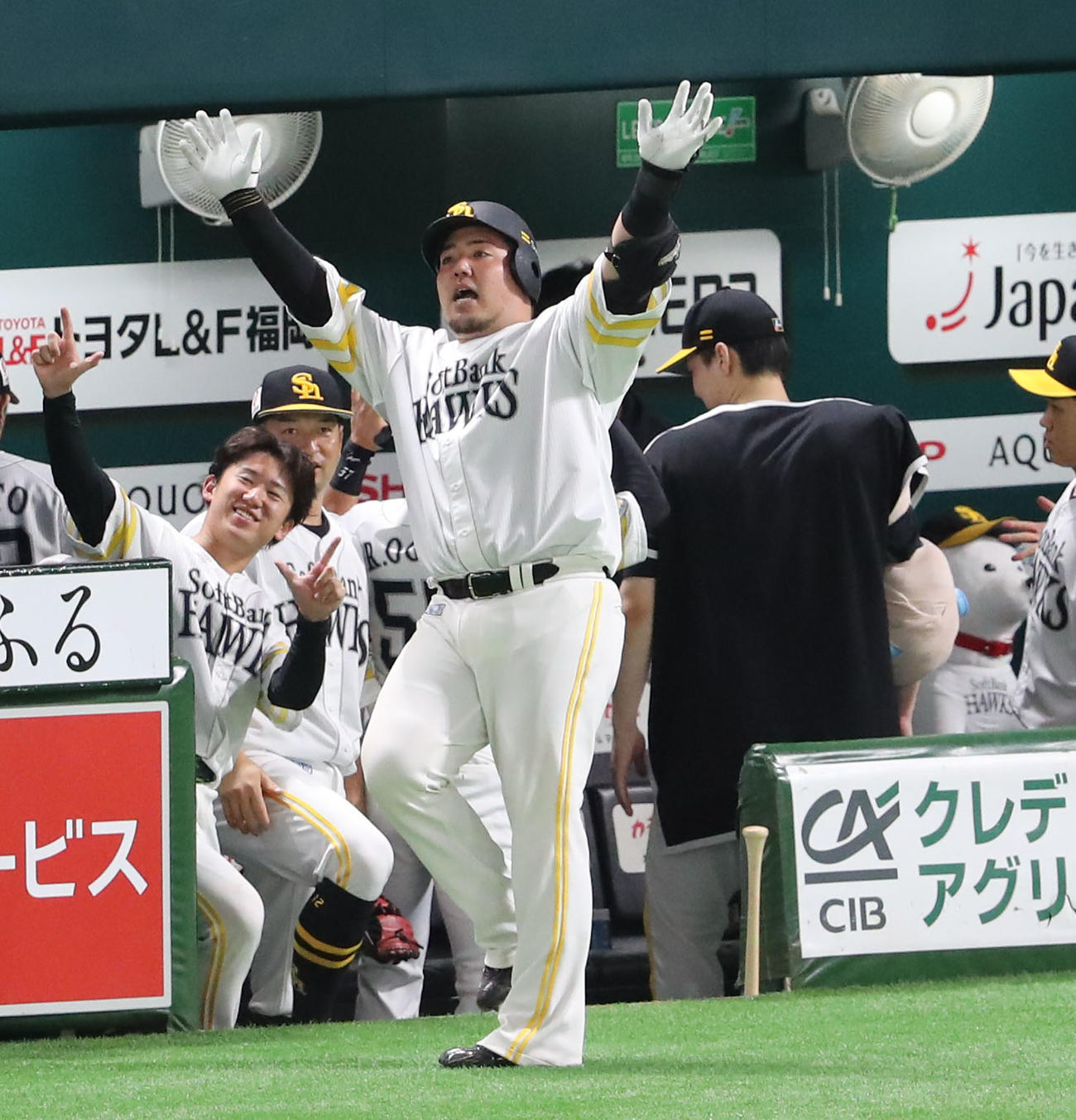 ソフトバンク対ロッテ　6回裏ソフトバンク1死、山川は左中間に本塁打を放ちポーズを決める（撮影・梅根麻紀）