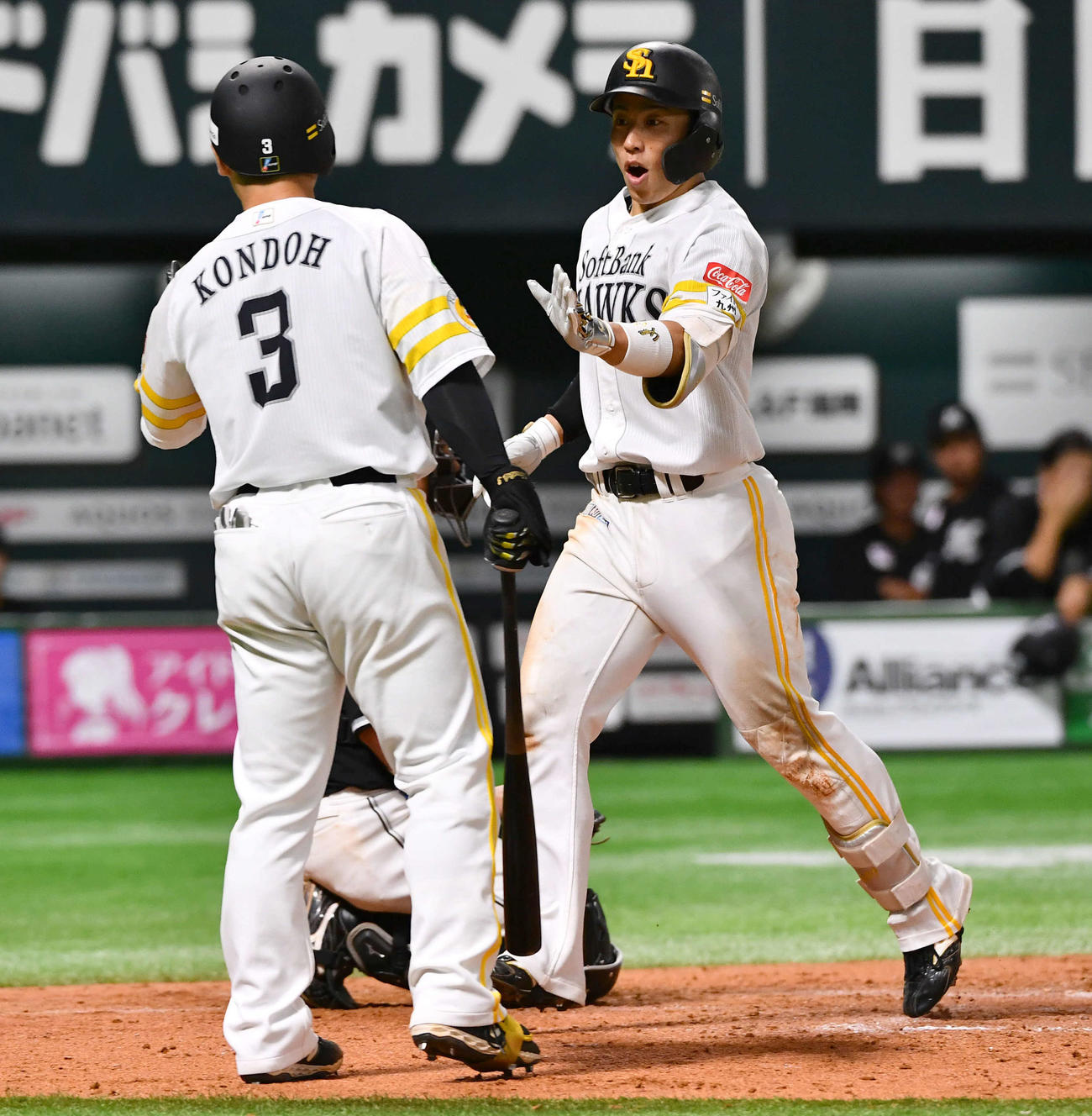 ソフトバンク対ロッテ　8回裏ソフトバンク無死、右中間へ本塁打を放った野村（右）は近藤とタッチを交わす（撮影・岩下翔太）