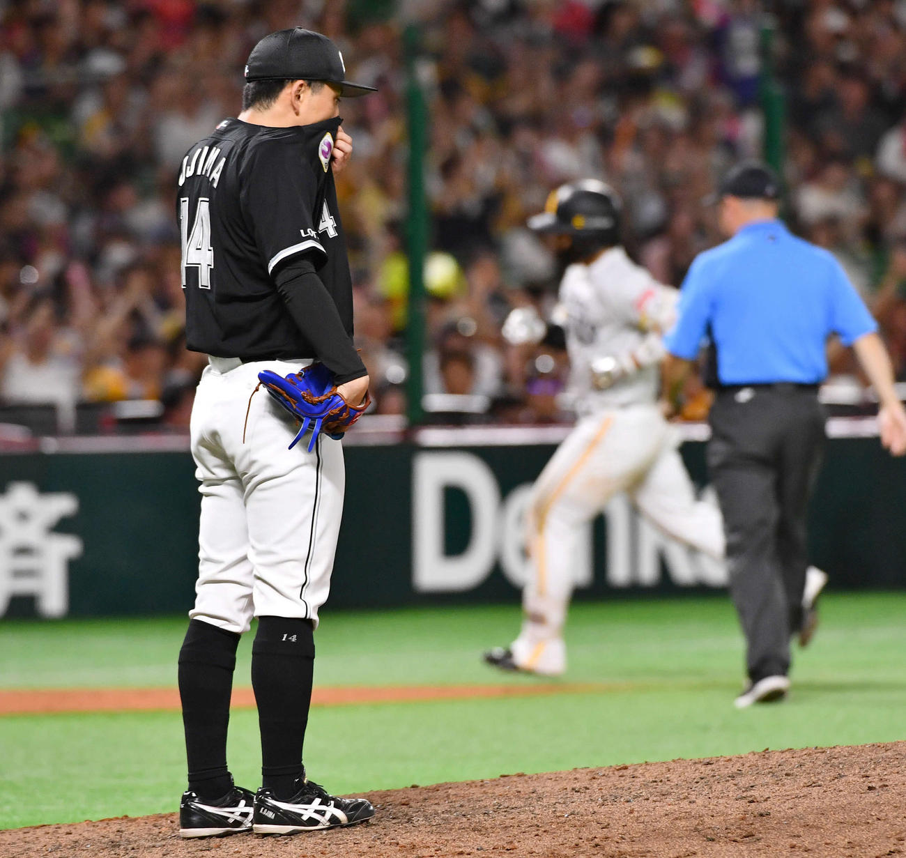 ソフトバンク対ロッテ　8回裏ソフトバンク無死、野村（右）に右中間へ本塁打を打たれた小島（撮影・岩下翔太）