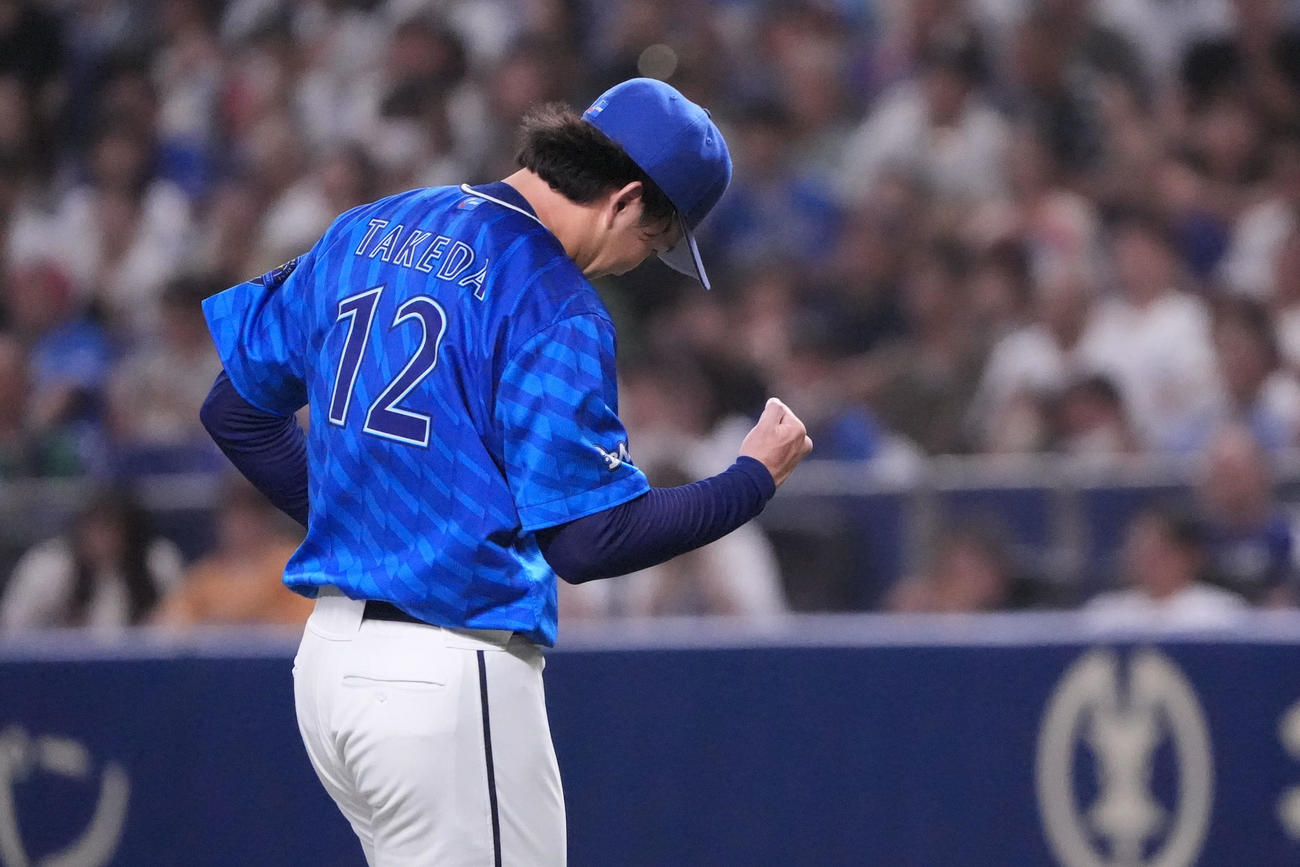 中日対DeNA 5回裏中日2死一塁、加藤匠を二飛に打ち取りガッツポーズをする竹田（撮影・森本幸一）