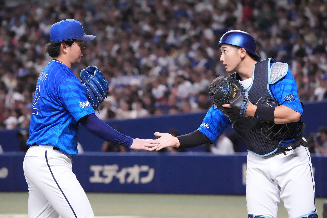 中日対DeNA 2回終了、山本（右）とタッチを交わしベンチへ戻る竹田（撮影・森本幸一）