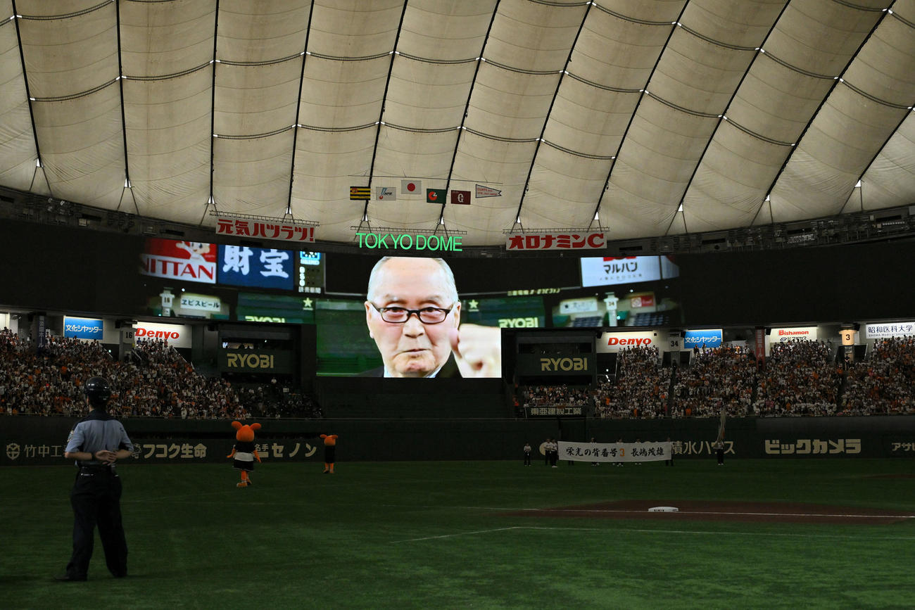 巨人対阪神　試合前のセレモニーで故長嶋巨人終身名誉監督の映像が流される（撮影・滝沢徹郎）
