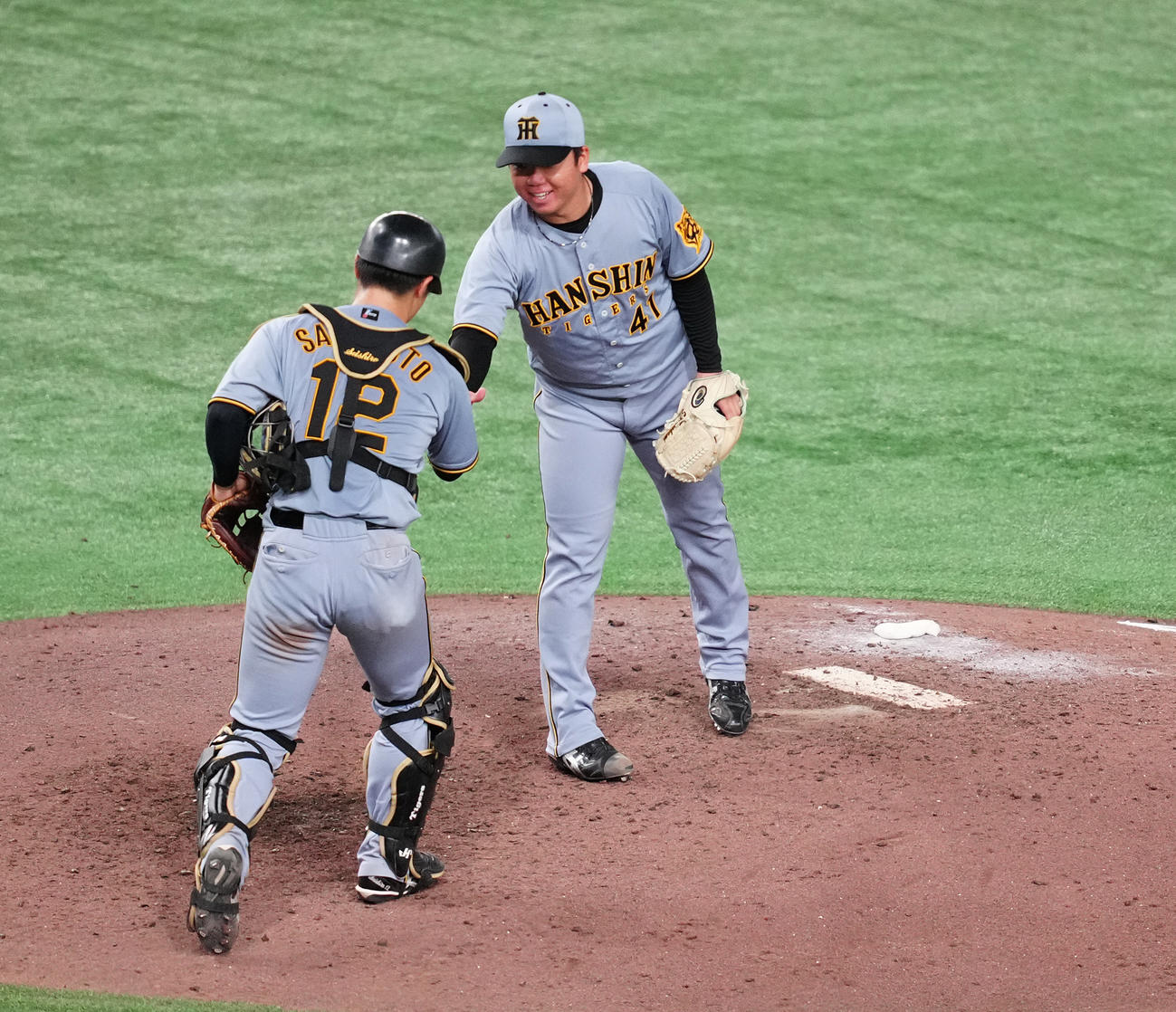 巨人対阪神　巨人に完封勝利し、坂本（左）と握手を交わす阪神村上（撮影・鈴木みどり）