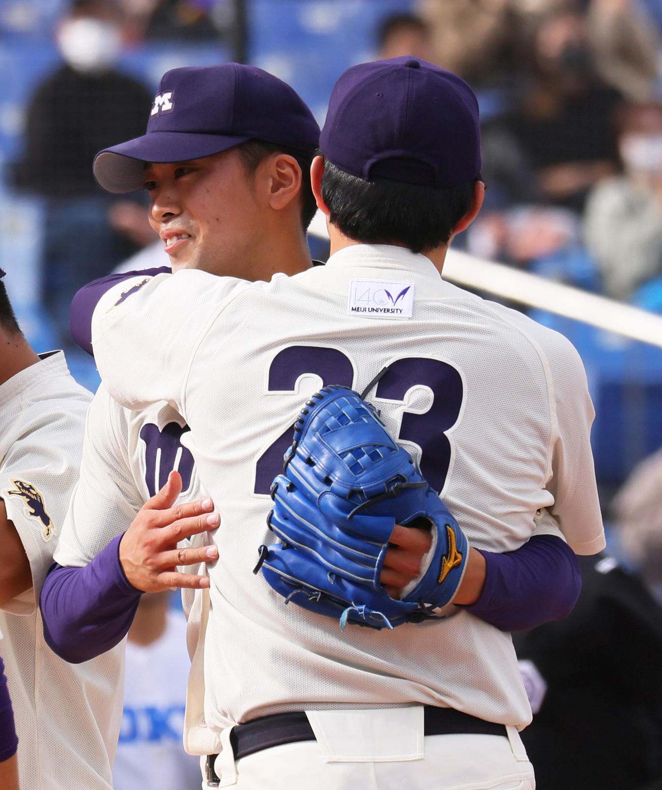 東大対明大　秋季リーグ最終戦で勝利しグラウンドで抱き合う明大の入江（左）と竹田（撮影・足立雅史）