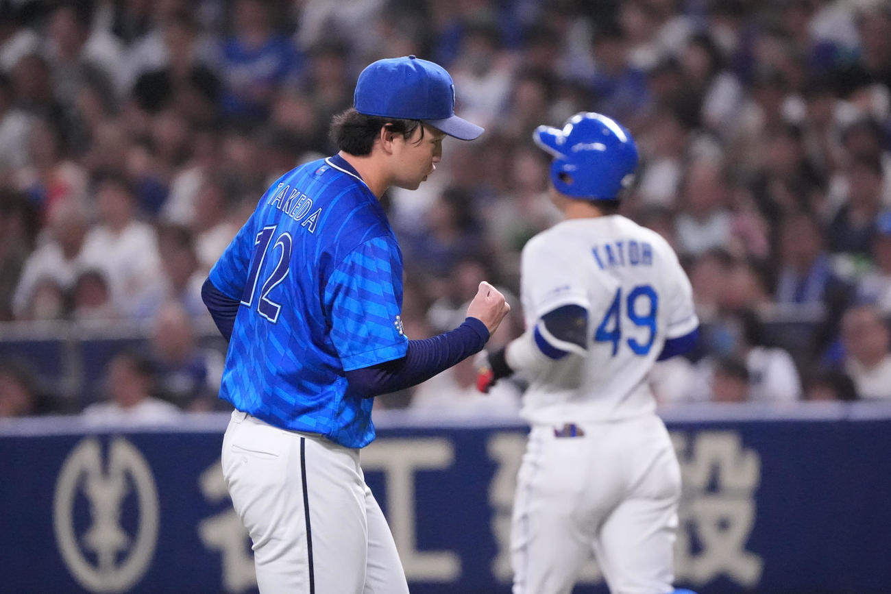 中日対DeNA 5回裏中日2死一塁、加藤匠を二飛に打ち取りガッツポーズをする竹田（撮影・森本幸一）
