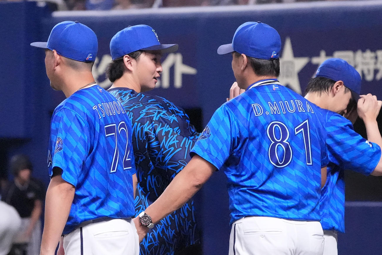 中日対DeNA　試合終了、竹田（中央）は三浦監督から声をかけられる（撮影・森本幸一）