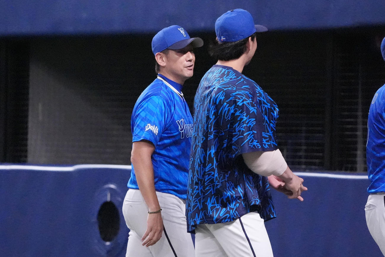 中日対DeNA　試合終了、三浦監督（左）は竹田に声をかける（撮影・森本幸一）