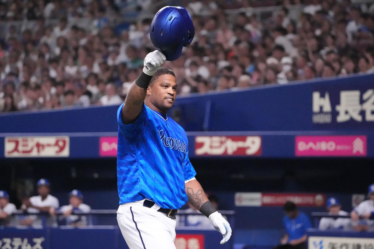 中日対DeNA 9回表DeNA無死、中飛に倒れスタンドの声援に応えるビシエド（撮影・森本幸一）
