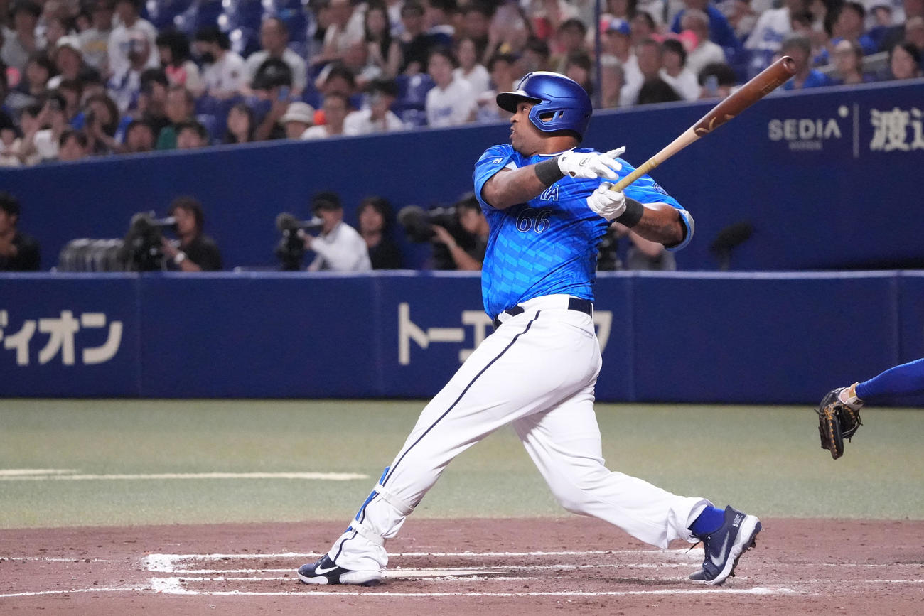中日対DeNA 9回表DeNA無死、中飛に倒れるビシエド（撮影・森本幸一）