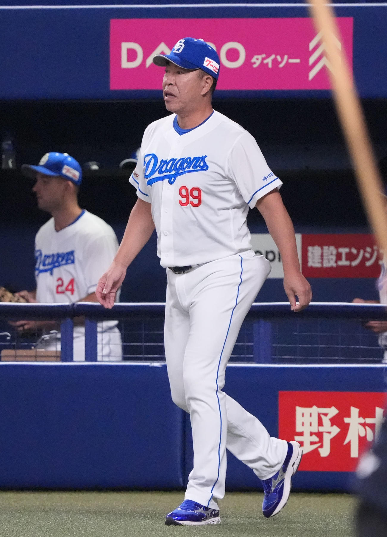 中日対DeNA 7回終了、選手交代を告げる井上監督（撮影・森本幸一）