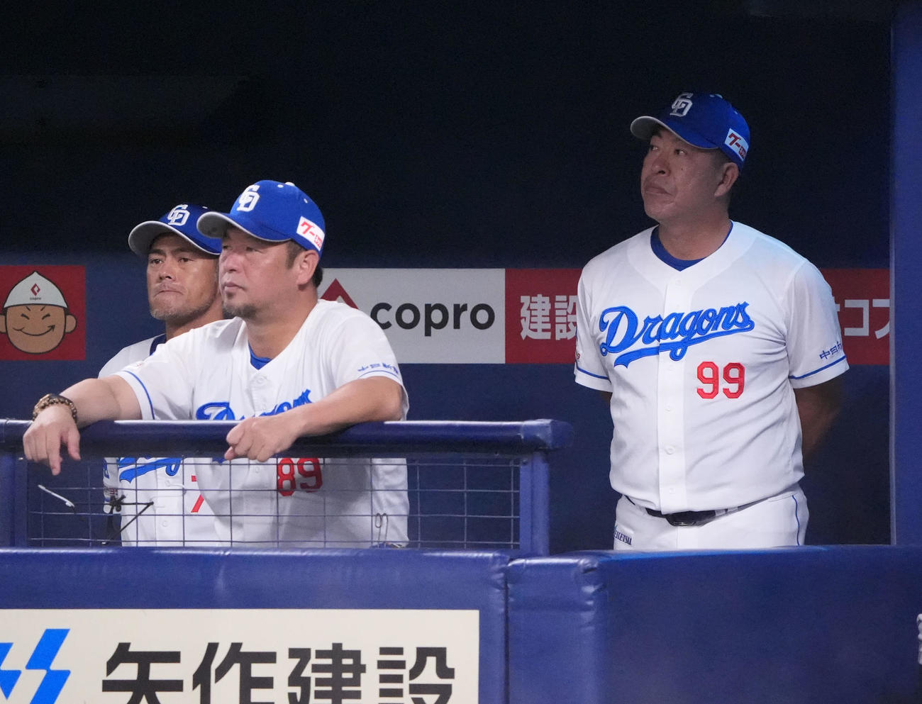 中日対DeNA 7回裏、井上監督（右）はベンチから試合を見つめる（撮影・森本幸一）