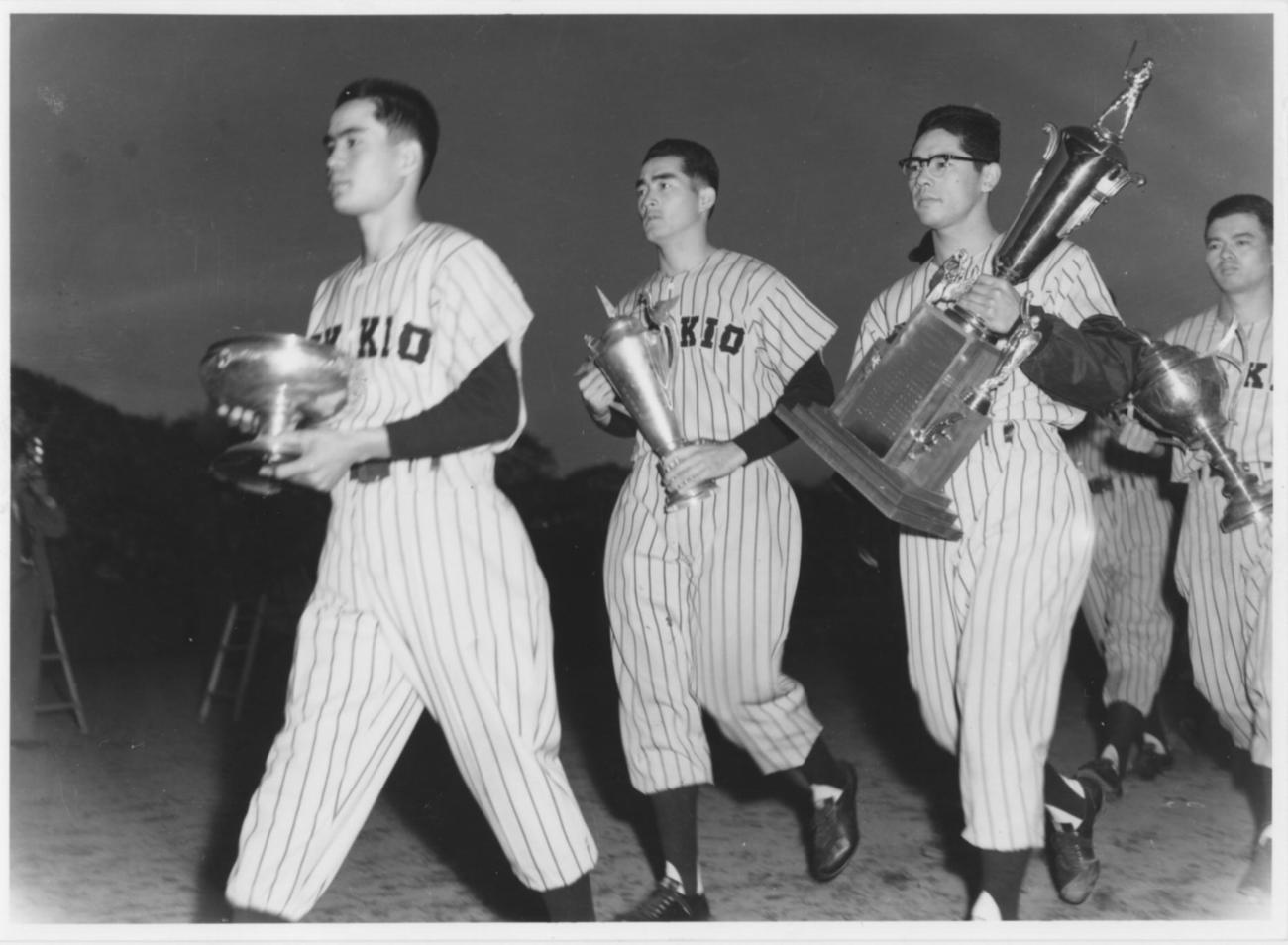 57年11月、春秋連覇を飾った立大。左から本屋敷、長嶋、杉浦