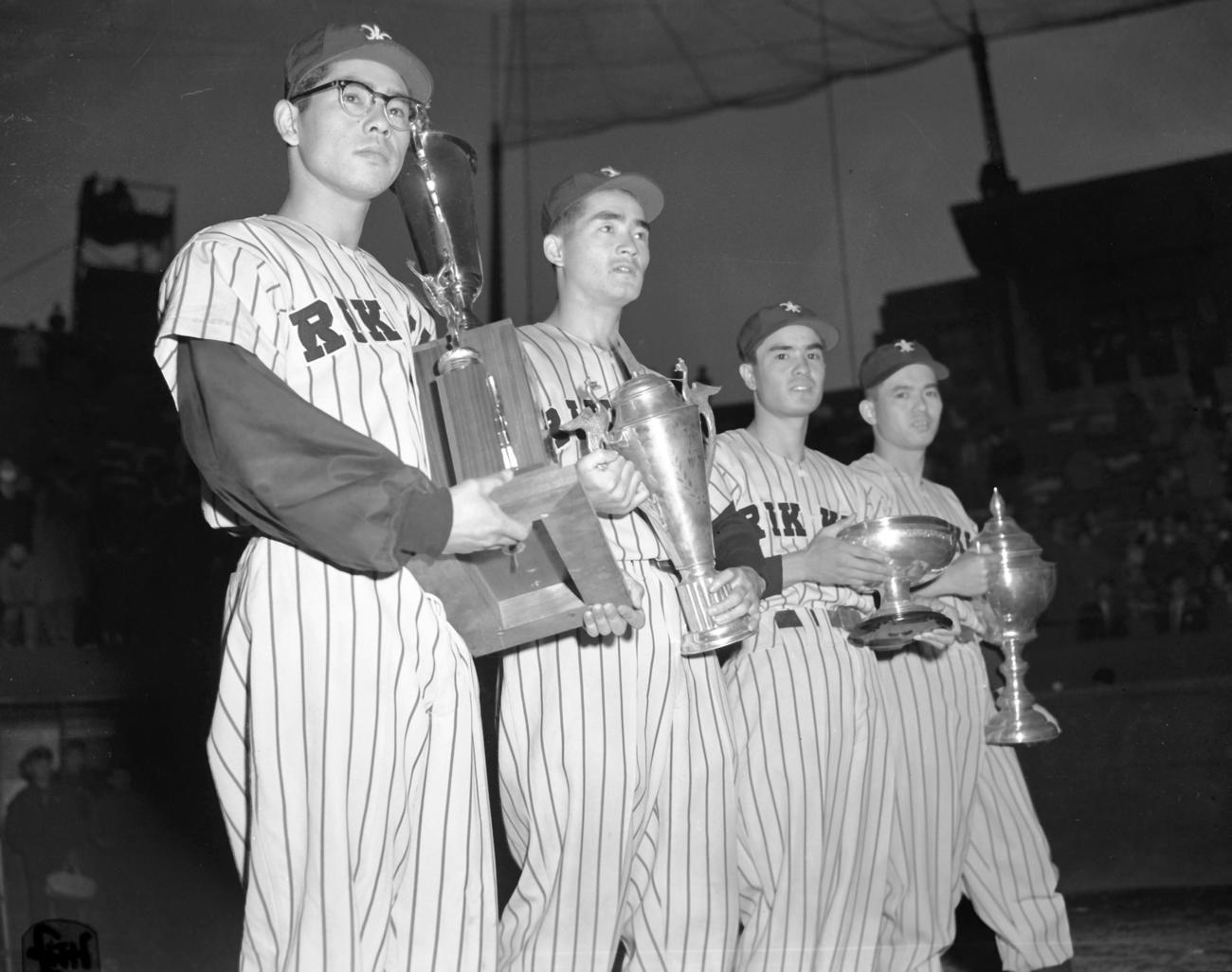 57年11月、春秋連覇で5度目の優勝を遂げた立大の主力。左からエース杉浦忠、2度目の首位打者の長嶋茂雄、本屋敷錦吾主将、浅井精一