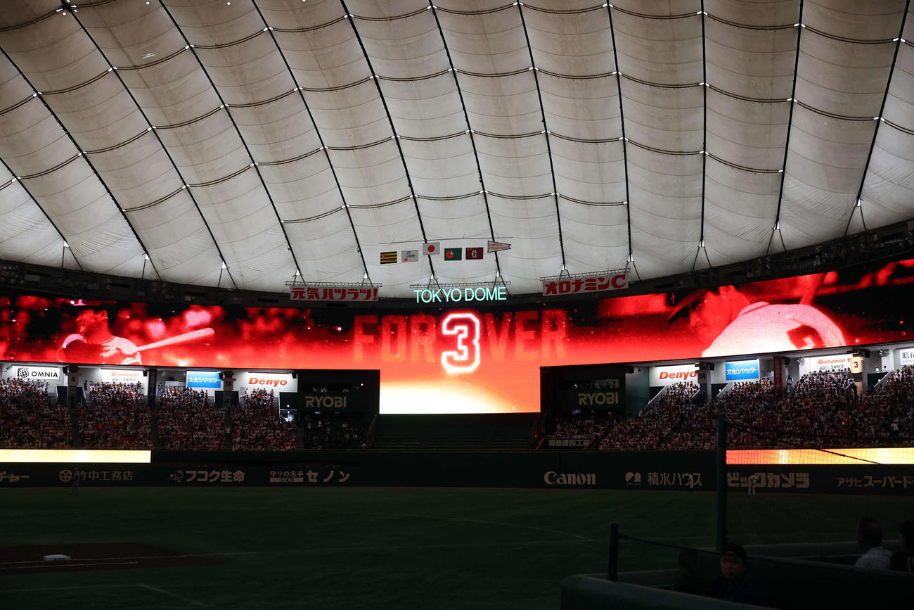 巨人対阪神　長嶋茂雄終身名誉監督追悼試合でビジョンに映し出された背番号3（撮影・浅見桂子）
