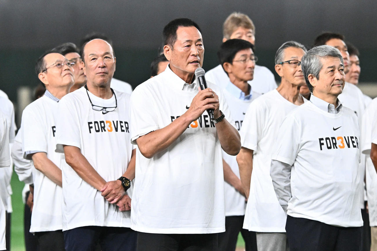 巨人対阪神　試合後の記念撮影を終えあいさつする中畑氏（中央）（撮影・滝沢徹郎）