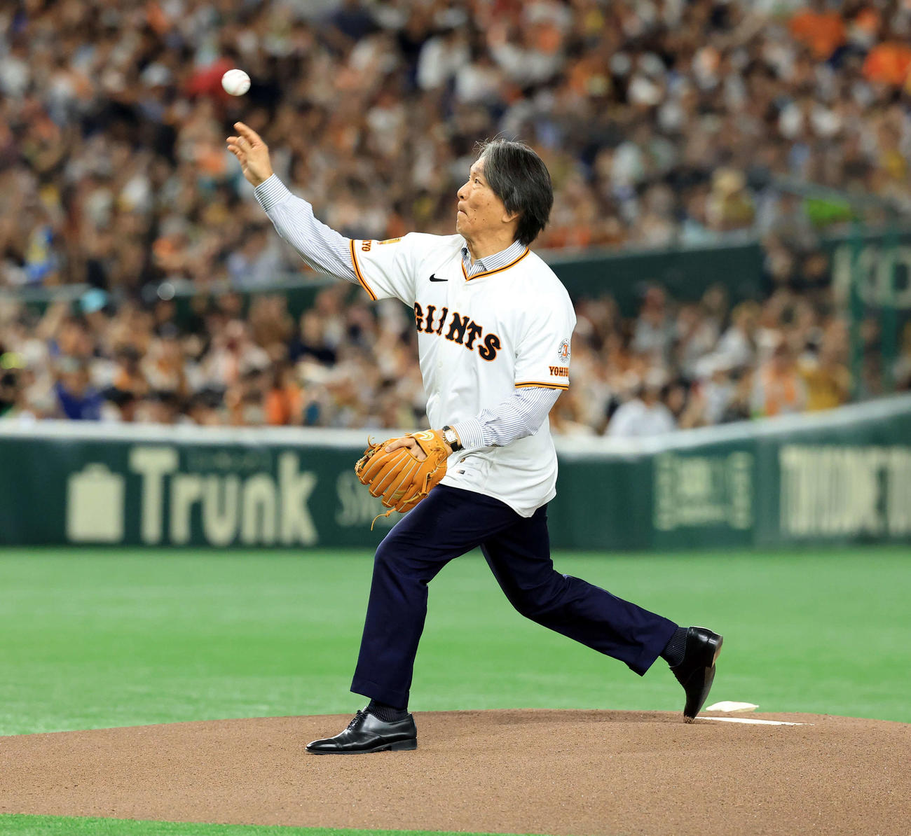 巨人対阪神　長嶋茂雄終身名誉監督追悼試合のセレモニアルピッチで、投球する松井秀喜氏（撮影・浅見桂子）