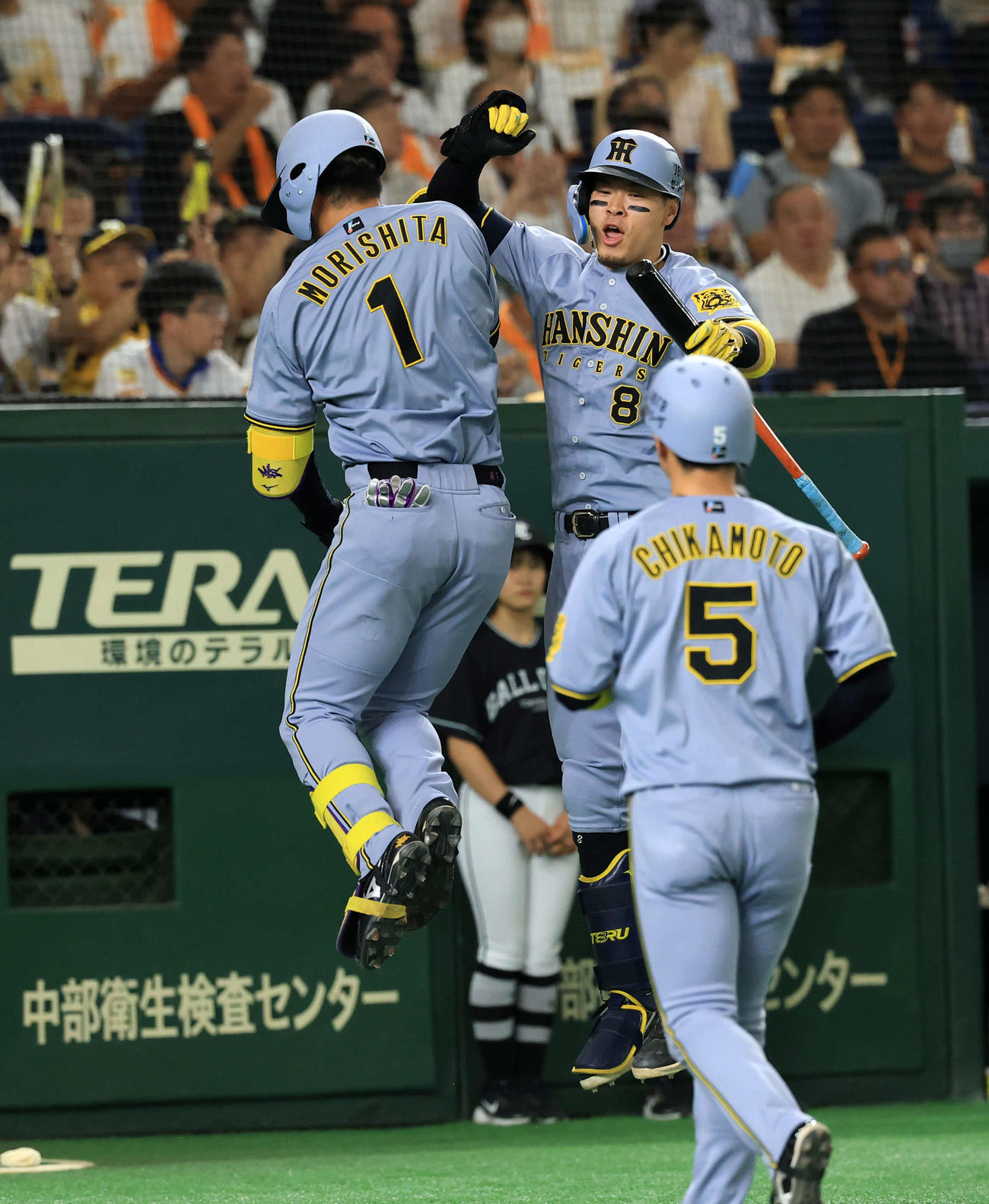 巨人対阪神　1回表阪神1死二塁、森下（左）は左越え2点本塁打を放ち佐藤輝とジャンピングタッチ（撮影・浅見桂子）