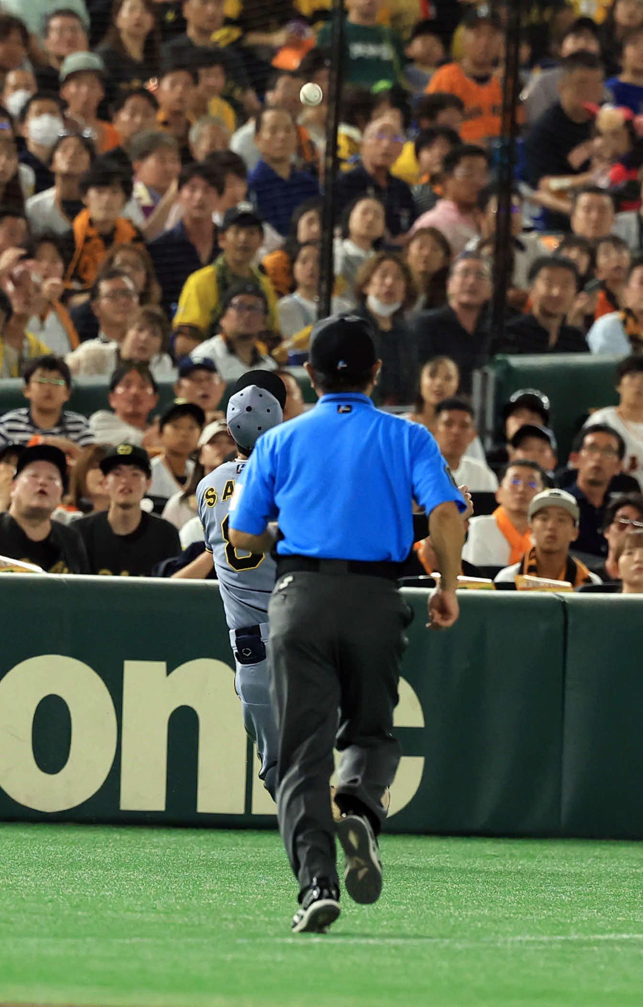 巨人対阪神　5回裏巨人無死、中山の邪飛を好捕する佐藤輝（撮影・浅見桂子）