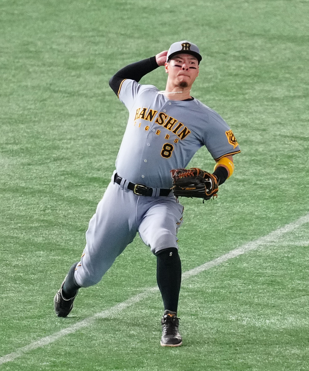 巨人対阪神　6回裏巨人無死、岸田の打球を一塁へ送球するも、内野安打を許す三塁手佐藤輝（撮影・鈴木みどり）