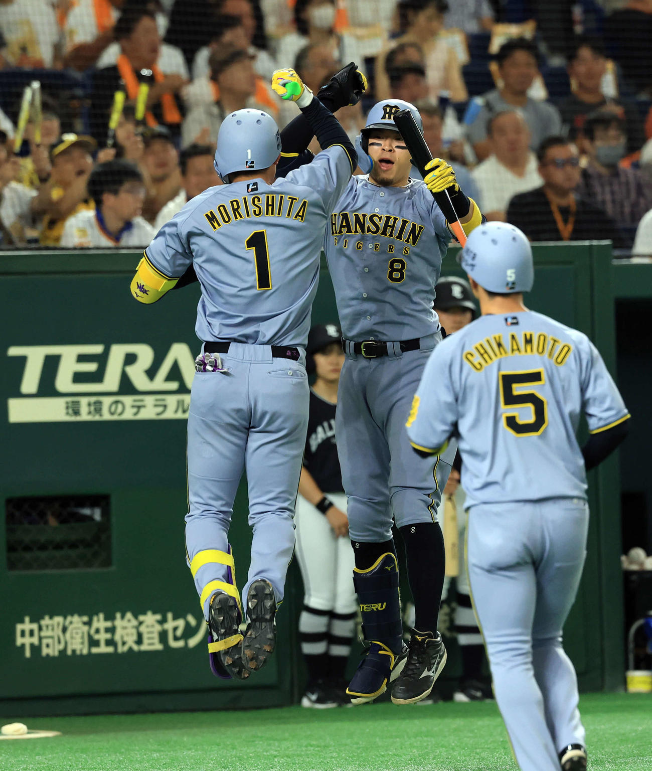 巨人対阪神　1回表阪神1死二塁、森下（左）は左越え2点本塁打を放ち佐藤輝とジャンピングタッチ（撮影・浅見桂子）