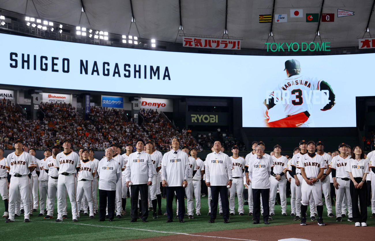 巨人対阪神　試合終了後、「3」の人文字を作り、頭上のドローンカメラに笑顔を向ける松井秀喜氏（中央）らOB、選手たち