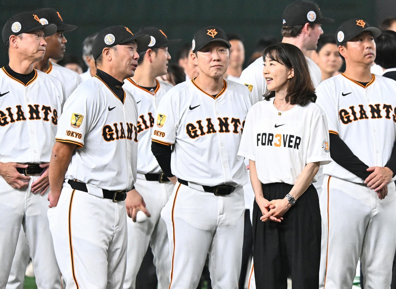 巨人対阪神　試合後の記念撮影の前に談笑する巨人阿部監督（手前左）と長島三奈さん（同右）（撮影・滝沢徹郎）