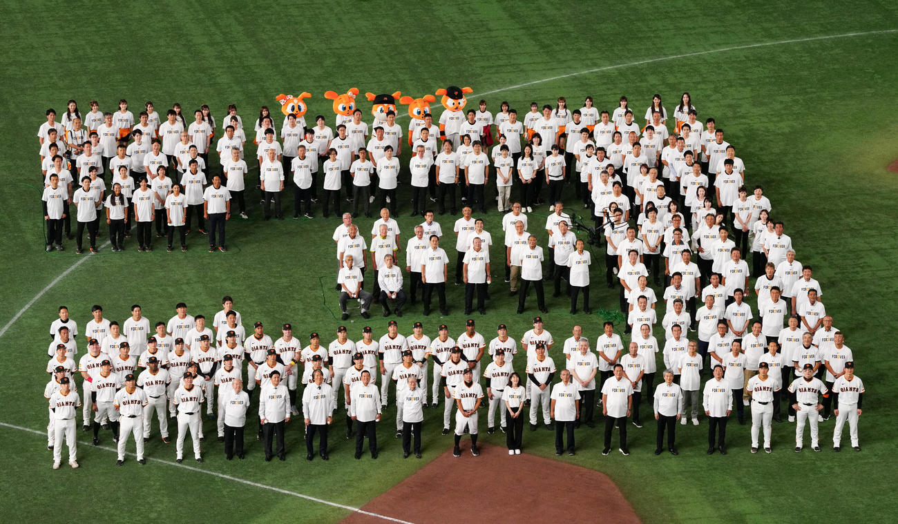 巨人対阪神　試合後、巨人ナインとOBで作られた3の人文字（撮影・鈴木みどり）