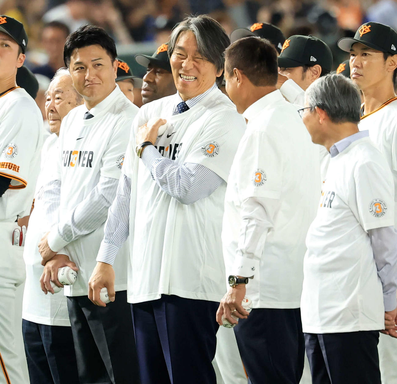 巨人対阪神　試合後、「3」の人文字を作り、原辰徳氏（手前右から2人目）らと談笑する松井秀喜氏（中央）。左は高橋由伸氏（撮影・浅見桂子）