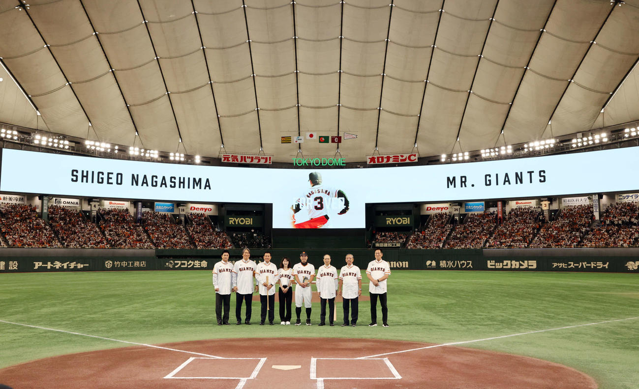 巨人対阪神　セレモニアルピッチを終え、記念撮影する、左から高橋由伸氏、松井秀喜氏、原辰徳氏、長島三奈さん、阿部監督、王貞治氏、堀内恒夫氏、中畑清氏